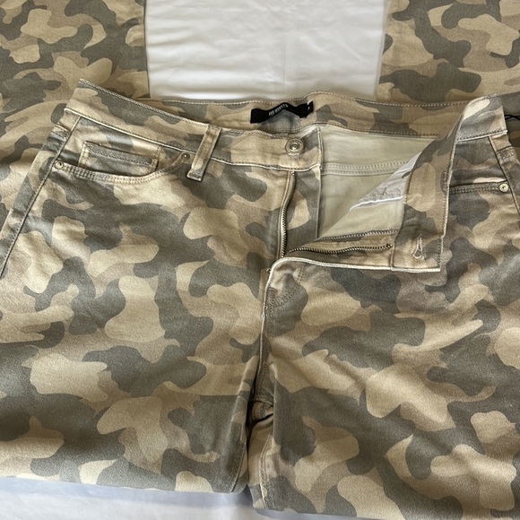 Joe’s Jeans Nico Midrise Straight in light Tan Camo print - Picture 2 of 9
